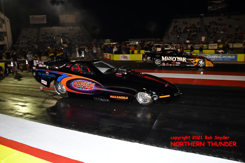 Jeff Cameron - 'Magnolia 
Missile' (near lane) vs Shayne Lawson - 'Man O' War' (far lane)